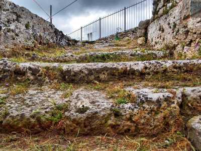 Nell'angusto ambiente si accede scendendo alcuni gradoni scavati nella roccia